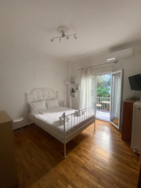 Modern, ideally located studio apartment
